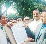 बलिया में मांगों को लेकर आंगनबाड़ी कार्यकर्ताओं का डीएम कार्यालय पर प्रदर्शन