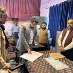 बलिया: सीडीओ ने किया विकास भवन औचक निरीक्षण, लापरवाही पर DO PRD का वेतन रोकने का निर्देश