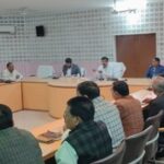 बलिया: डीएम ने की कर-करेत्तर व राजस्व कार्यों की समीक्षा, दो अधिकारियों से मांगा स्पष्टीकरण