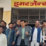 बलिया में डीएम ने किया जिला अस्पताल और महिला अस्पताल का निरीक्षण, बाहर की दवा लिखने पर डॉक्टर को नोटिस, 545 रुपये लौटाने के दिए निर्देश