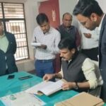 बलिया: बेल्थरारोड तहसील में अचानक धमके डीएम, रजिस्ट्रार कानूनगो को नोटिस