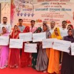 बलिया में उज्ज्वला लाभार्थियों को होली की सौगात, डीएम ने बांटे प्रतीकात्मक चेक