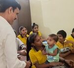 बलिया: डीएम ने बालिका गृह में बच्चियों को खिलाई गुझिया, दिए नए कपड़े