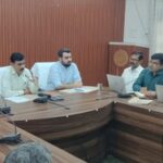 बलिया: डीएम ने तीन अफसरों से मांगा स्पष्टीकरण, अस्पतालों की होगी जांच