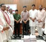 बलिया: जिलाधिकारी ने राजनीतिक दलों को सौंपी वोटर लिस्ट की प्रतियां