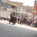 बलिया के चित्तू पांडेय चौराहा पर यातायात प्रभारी के संरक्षण में ई रिक्शा स्टैंड