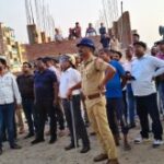 बलिया में दुबहर रिंग बंधा मार्ग पर हटवाया अतिक्रमण, तीन दिनों का दिया मौका