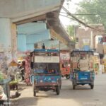 बलिया में यातायात निरीक्षक की अवैध वसूली, यातायात बूथ के सामने सवारी बैठाते हैं ई रिक्शा वाले