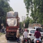 बलिया में यातायात निरीक्षक की काली कमाई का जरिया बना नो इंट्री व ओवरलोडिंग