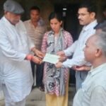 बलिया में करेंट से पिता पुत्र की मौत मामले में आश्रित को दिया गया 10 लाख का चेक