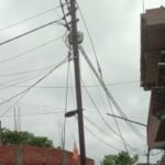 बलिया के मिड्ढा गांव स्थित तीन पोल में उतरता है करंट, बिजली निगम कर रहा हादसे का इंतजार