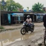 बलिया के निबिया पोखरा चट्टी पर सड़क ही बन गया है ‘पोखरा’