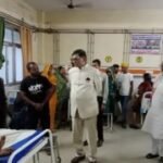 बलिया में मडुआ के आटे से बनी रोटी खाने से 45 महिलाएं बीमार, डीएम एसपी ने लिया जायजा