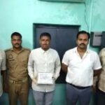 बलिया में साइबर ठग चढ़ा पुलिस के हत्थे, दो लाख रुपये बरामद